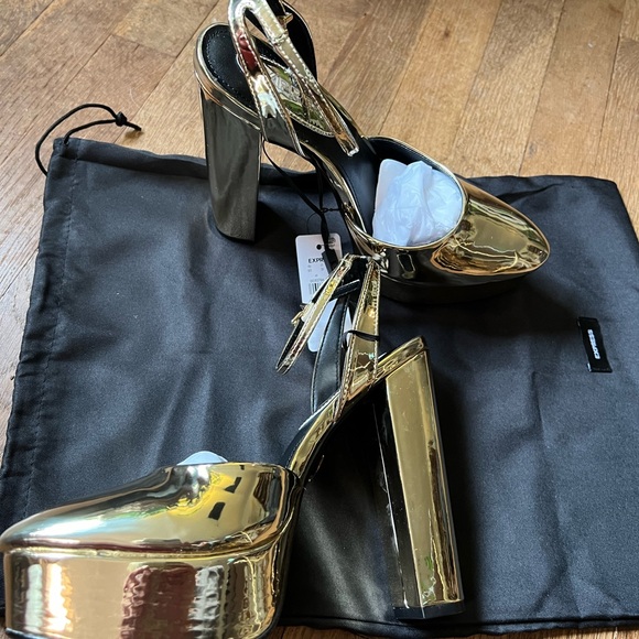 EXPRESS Metallic Rounded Toe
Platform Pumps - Picture 4 of 10